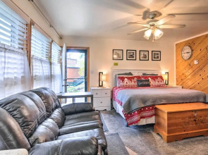 Cozy Studio w/ Fireplace ~ 1 Mi to Ski Resort