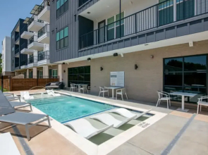 Sky-high Comfort 1BR Gym Pool Pet Friendly