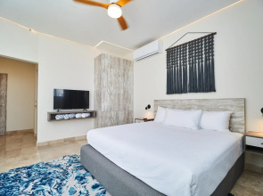 Modern Luxury Condo Private pool