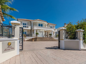 Frido Luxury Villa - 600 Sqm