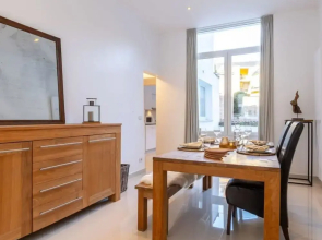 Stylish Duplex Apartment in a Renovated Town House