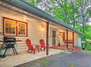 Rustic Linville Falls Cottage w/ Fire Pit!