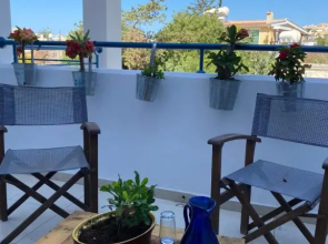 Retro n’ Boujee 1BR Apt with Pool and Balcony