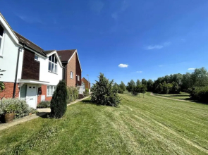 Detached House with Pool Table, Smart TV, Fast Wifi, Free Parking & Garden by Yoko Property