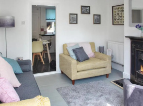 Secret Cottage, Wivenhoe - Charming, Cosy, Convenient & Quiet, 2 x Double Bed Period Cottage PLUS Patio - 6 min walk train, 2 min walk High Street Pubs, Restaurants, Shops
