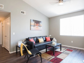 Quiet Home in Sunny Silverado 15 Minutes to Strip!