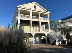 Pirates Paradise 3 Bedroom Home by RedAwning