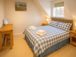 Elegant 2Bd Townhouse In Thirsk: Cozy & Stylish