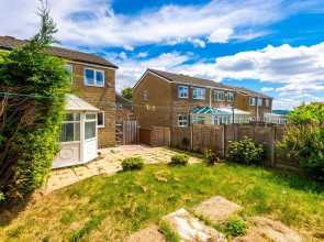 Cozy 3-Bed Family Home with Free Parking