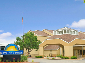 Days Inn and Suites by Wyndham St. Louis/Westport Plaza