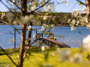 Apartament nad jeziorem Sukiel z własną plażą