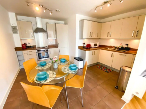 Central MK Hub Apartment - 2 Bedroom 2 Bathroom - Balcony, Smart TV with Netflix and Free Parking by Yoko Property