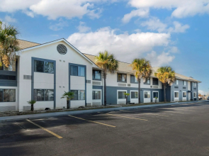 Comfort Inn & Suites - near Robins Air Force Base Main Gate