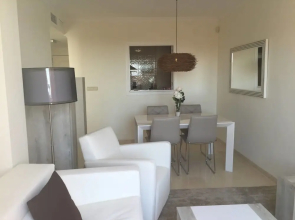 Luxury furnished 1 Bedroom with views AA16
