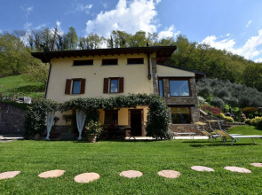 Apartment in 2-floor villa with swimming pool, equipped garden and lake view