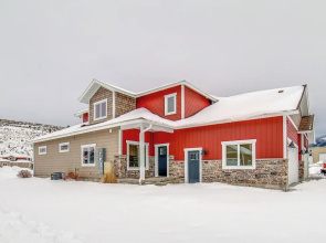 Hike, Fish & Ski! Bright Swan Valley Townhome