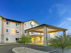 Days Inn & Suites Castle Rock