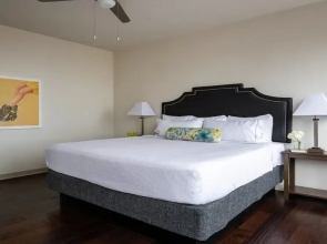 16th FL Bold CozySuites w/pool, gym, roof #3