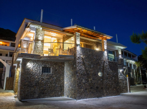 Black Rocks Family, Luxury Seafront maisonette