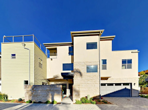 Bright & Breezy Retreat - Walk to Tamarack Beach home