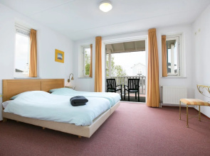 Stately villa with two bathrooms, 9 km. from Rockanje