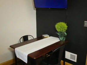 Central Downtown Queen Bed Walk to all Venues