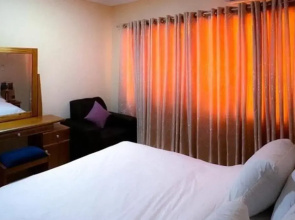 House - Sleeps 10 - Parking - Airport Close