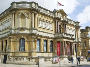 Stunning 4 Bed House With Parking in Wolverhampton