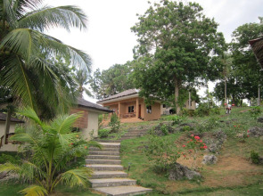 Flora's Dive & Resort