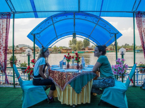 Swan Group Of Houseboats Hotel