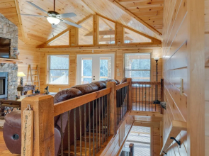 Gorgeous Murphy Cabin w/ Large Deck: 2 Mi to Dtwn!