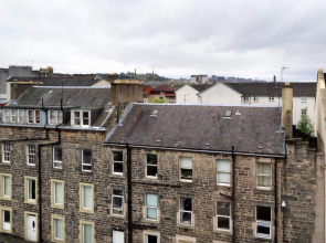 2 Bedroom Apartment off Leith Walk Sleeps 5