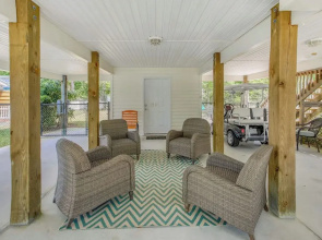 Charming Oak Island Home 1 Mi to Beach!