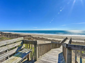 'west of the Moon' Ocean Apt w/ Beach Access!