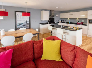 PointBreak Sleeps 12 with hot tub-Great celebration house-Dog friendly