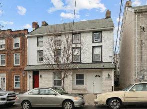 Modern 2br - Steps to Main St. & Parking Avail.