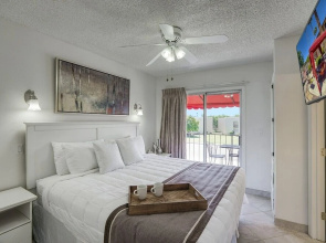 211 Fully Furnished 1BR Suite-Outdoor Pool! by RedAwning
