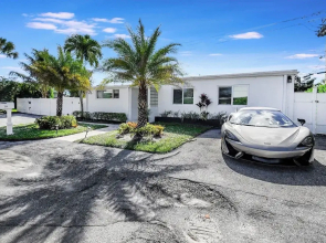 Modern and Updated Delray Beach Escape Sleeps 10!