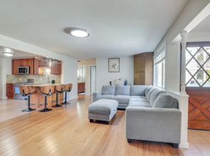 15 Mi to Dtwn Seattle! Home w/ Fun Outdoor Space