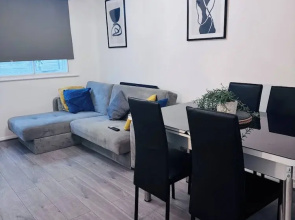 Stylish 1 Bed Flat Lakeside Shopping Mall