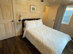 Chickadee Limit 4 2 Bedroom Cabin