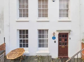 Host Stay Cobb Court