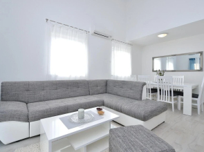 Amazing Home in Vrsi-mulo With Wifi and 2 Bedrooms