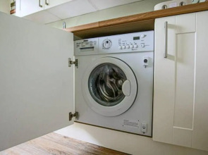 Lowndes House - Close to City Centre - Garden, Free Parking and Smart TV by Yoko Property