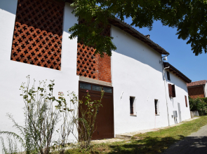 Cascina Liebe with sauna among vineyards