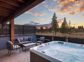 Sleeps 40! 8 Modern Units/20 Bdrs w/ Deck+hot Tub, 10mins to Downtown & Old Bend