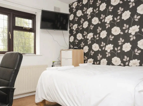 Room in Guest Room - Double Room in Coventry