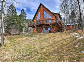 Spacious Lead Getaway w/ Private Hot Tub & Deck!