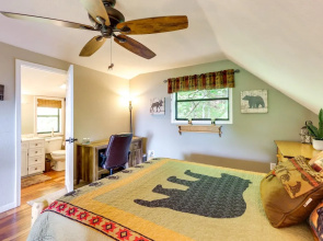 Cozy Murphy Cabin w/ Decks & Mountain Views!