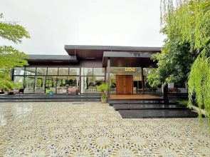Huge Pool Villa with Private Lake